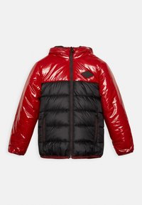 Barns pufferjakke med rød skinnende øverste del og ærmer, sort quilted nederste del, frontlynlås og lynlåslommer.