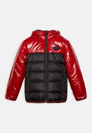 Kinder pufferjack met glanzend rode bovenkant en mouwen, zwarte gewatteerde onderkant, rits aan de voorkant en ritszakken.