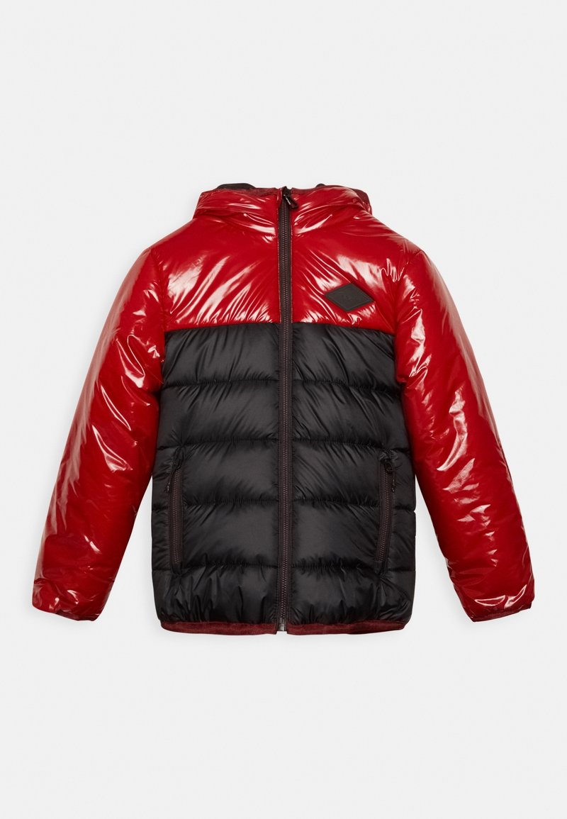Barns pufferjakke med rød skinnende øverste del og ærmer, sort quilted nederste del, frontlynlås og lynlåslommer.