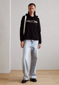 Marc O'Polo LONG SLEEVE HOODED LOGO PRINT - Camisola - black