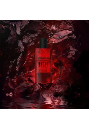 Flacon de parfum en verre rouge avec un capuchon noir, affichant un design carré et une étiquette en relief portant la mention "DAVIDOFF HOT WATER." Fond texturé sombre.