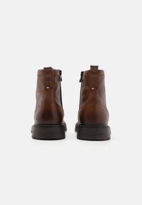 Tommy Hilfiger COMFORT BOOT - Snørestøvletter - winter cognac