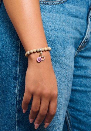 Perlenarmband mit hellbeigen Holzperlen, einem silbernen Herzanhänger und einem pinkfarbenen Blumenanhänger mit einem kleinen lila Zentrum.