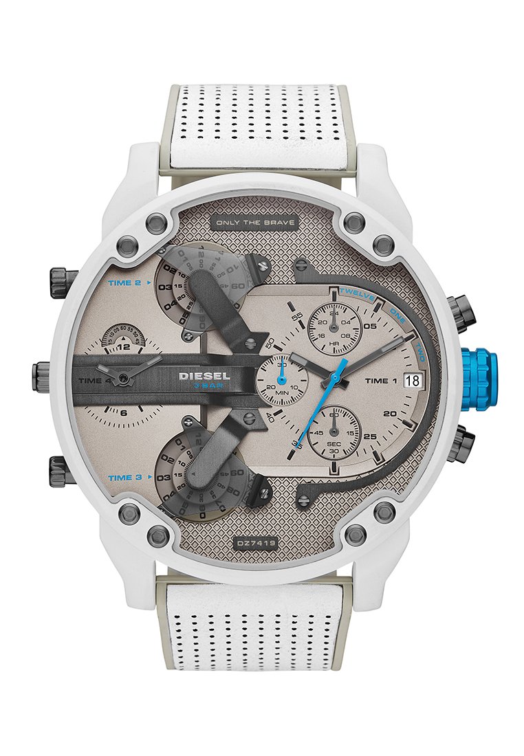 Reloj de pulsera analógico blanco con múltiples esferas, incluyendo acentos en negro y azul, fondo texturizado gris y correa blanca perforada.