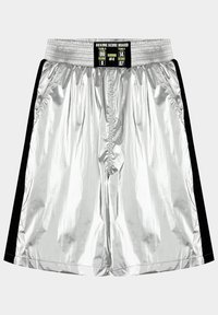 Pantaloni da boxe in materiale argento lucido con pannelli laterali neri. Presentano una vita elasticizzata con un pannello punteggio stampato in cima.