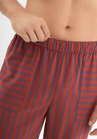 Chelsea Peers STRIPE - Pyjamahousut/-shortsit - red blue