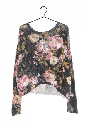 Ciemnoszary sweter dzianinowy z różowym i beżowym kwiatowym wzorem, długimi rękawami, okrągłym dekoltem oraz lekko skróconym dołem, zawieszony na czarnym wieszaku.