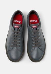 Scarpe in pelle grigia con punta arrotondata, design piatto con lacci, lacci texture grigi scuri e solette brandizzate in rosso "CAMPER".
