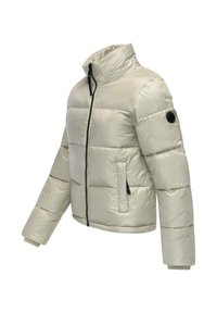Giacca khaki imbottita con colletto alto, zip frontale, due tasche laterali e un logo circolare nero sulla manica sinistra. Texture liscia e lucida.