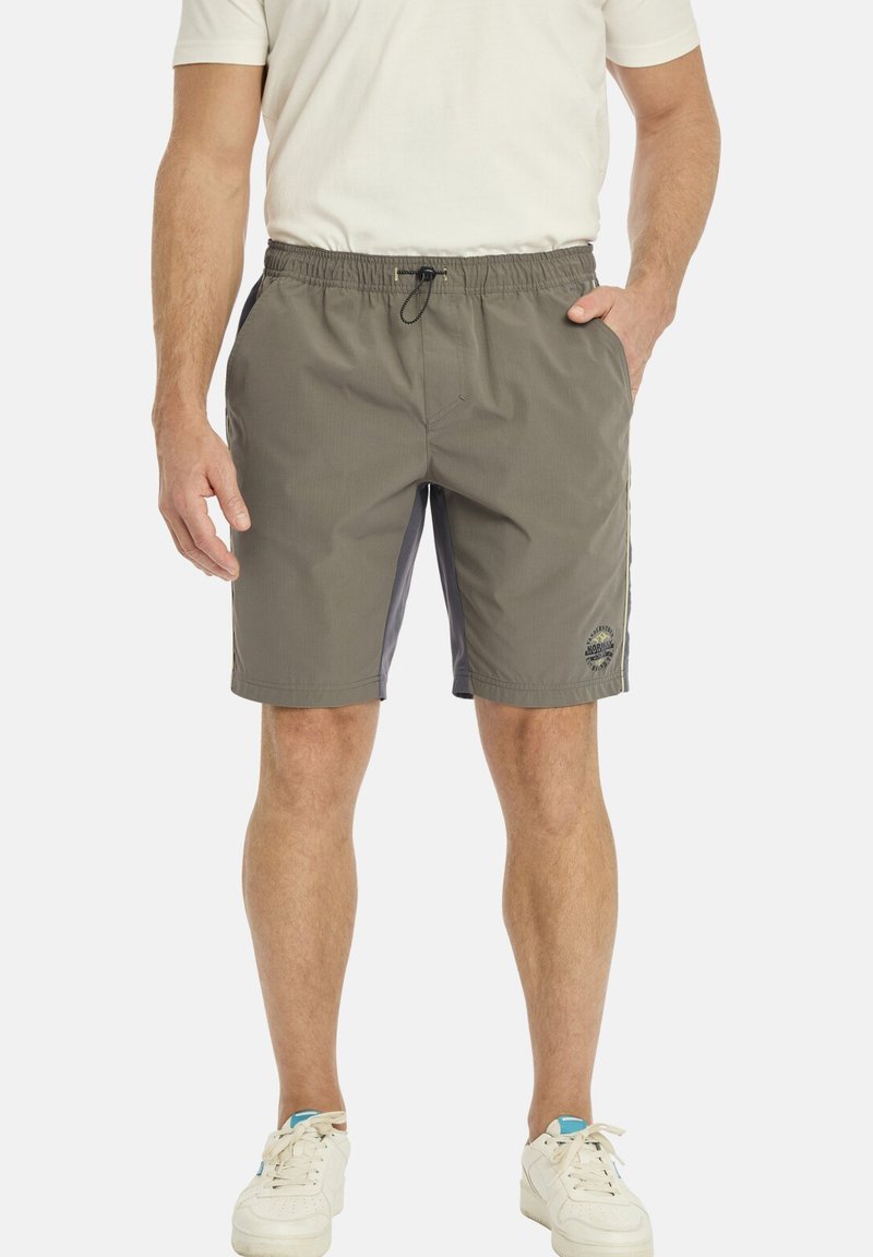 Herren graue Shorts mit elastischem Bund, Kordelzug, Seitenpaneelen und Logodetail. Hergestellt aus leichtem Material, mit geradem Schnitt.