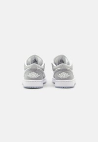 Jordan AIR JORDAN 1 LOW - Sportcipő - white/wolf grey/aluminum