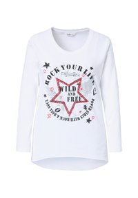 Valkoinen pitkähihais t-paita pyöreällä kaula-aukolla, jossa on kimaltava punainen tähti -grafiikka ja musta teksti: "ROCK YOUR LIFE WILD AND FREE."