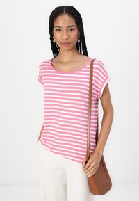 Rosa och vita randiga kortärmad T-shirt med rundad halsringning och avslappnad passform, kombinerad med en brun crossbody-väska.