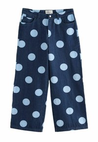 Sötétkék háttérrel rendelkező kék pöttyös mintás farmernadrág. Széles lábszárú dizájn, elülső zsebekkel és gombos záródással.