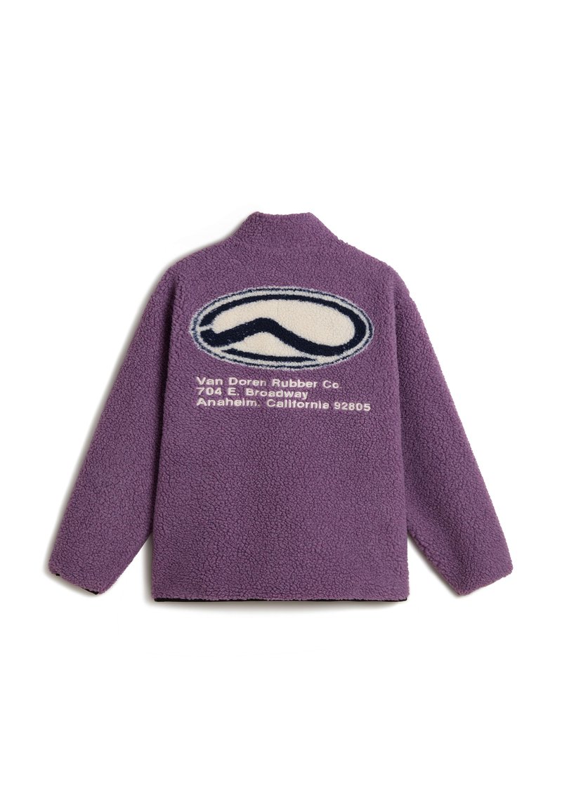 Lila Fleecejacke mit einem großen cremefarbenen und marineblauen Logo auf dem Rücken, mit Textdetails und einem weichen, strukturierten Stoff.