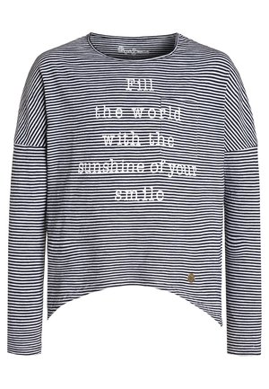 Granatowo-biała koszulka w paski z długim rękawem, okrągłym dekoltem i napisem „Wypełnij świat blaskiem swojego uśmiechu” na przodzie.