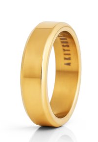 Anello in oro con finitura liscia e lucida, caratterizzato da un design semplice e ampio con un bordo esterno leggermente arrotondato. All'interno è incisa una scritta.