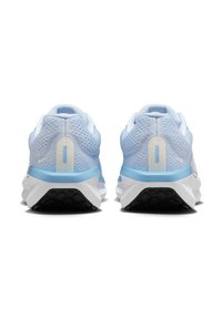 Scarpe sportive di colore azzurro chiaro con tomaia in rete, caratterizzate da dettagli bianchi e una suola texturizzata. Il numero "0" è ben visibile sui talloni.