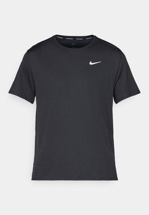 Fekete Nike futó póló, könnyű, légáteresztő anyagból készült, rövid ujjú, és a mellkasán egy kicsi fehér logó található.