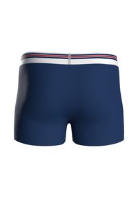 Boxer blu navy con design solido, con una cintura bianca con strisce rosse e blu navy. Tessuto liscio ed elastico.