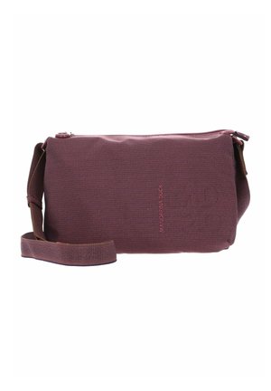 Sac bandoulière bordeaux avec surface texturée, fermeture éclair et sangle réglable. Présente un nom de marque discret sur le côté.