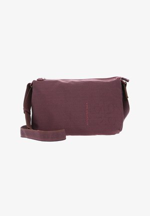 Sac bandoulière bordeaux avec surface texturée, fermeture éclair et sangle réglable. Présente un nom de marque discret sur le côté.