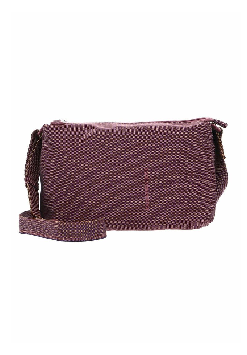 Sac bandoulière bordeaux avec surface texturée, fermeture éclair et sangle réglable. Présente un nom de marque discret sur le côté.