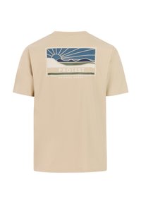 Beige katoenen T-shirt met korte mouwen. Grafische print op de achterkant toont een zon boven bergen. "PROTEST" en "OUTDOOR GOODS" in vetgedrukte witte letters.