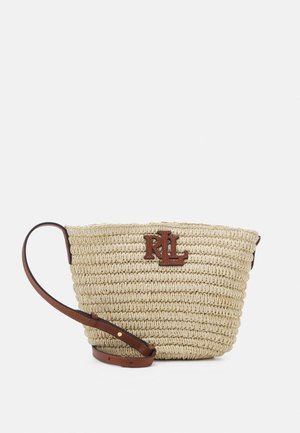 Beżowa torebka na ramię z plecionego materiału z brązowym regulowanym skórzanym paskiem i brązowym logo "RL" na przedniej stronie.