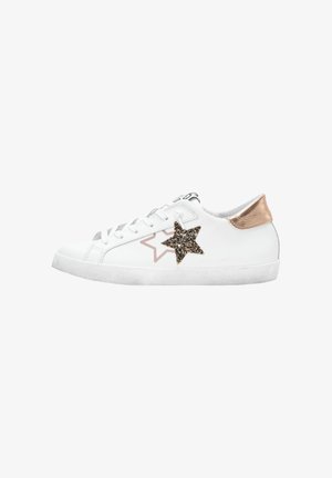 Sneaker bianco con lacci bianchi, una stella nera glitter che sovrasta una stella rosa sul lato, e dettaglio sul tallone in rosa metallizzato.