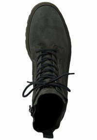 Botín de ante gris con punta redonda, cordones negros, cremallera lateral y suela de goma texturizada. Presenta acentos de costura a lo largo de los lados.