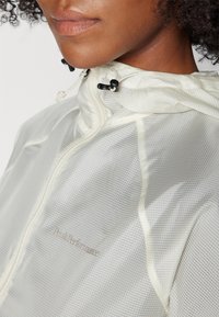 Peak Performance LIGHTWEIGHT WIND ANORAK - Hardshell jacket - sand fog/vintage white/