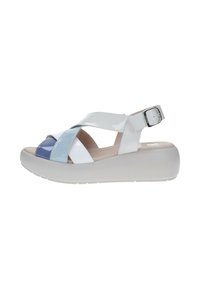 Sandalias de plataforma con acabado en charol en blanco, azul y azul claro; tiras cruzadas y hebilla ajustable en el tobillo; suela texturizada para mayor agarre.