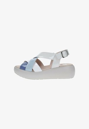 Sandali con platform e finitura lucida in bianco, blu e azzurro; con cinturini incrociati e fibbia regolabile alla caviglia; suola texturizzata per una buona aderenza.