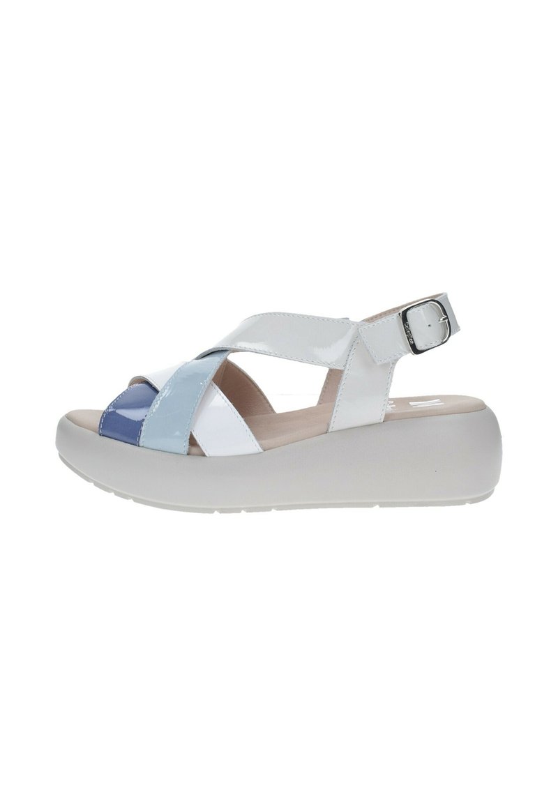 Sandalias de plataforma con acabado en charol en blanco, azul y azul claro; tiras cruzadas y hebilla ajustable en el tobillo; suela texturizada para mayor agarre.