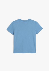 Camiseta de algodón azul claro con cuello redondo y mangas cortas. Presenta un diseño simple de color sólido con una textura suave.