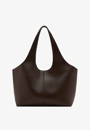 Borsa tote in pelle marrone scuro con manico largo e arrotondato dal design minimalista, mostrata su uno sfondo bianco.