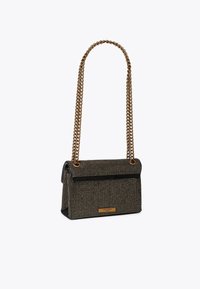 Zwarte tas met een gouden kettingband, bedekt met kleine, getextureerde strass-steentjes. Heeft een klep-sluiting en een gouden merkteken aan de voorkant.