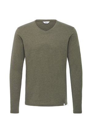 Camisa de manga larga con cuello en V, hecha de suave tela de color verde oliva. Presenta una etiqueta en el lado inferior izquierdo para la marca. Textura suave.