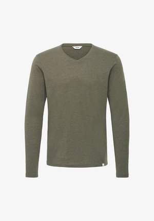 Langärmliges, V-Ausschnitt-Shirt aus weichem, olivgrünem Stoff. Verfügt über ein Etikett auf der unteren linken Seite für das Branding. Sanfte Textur.