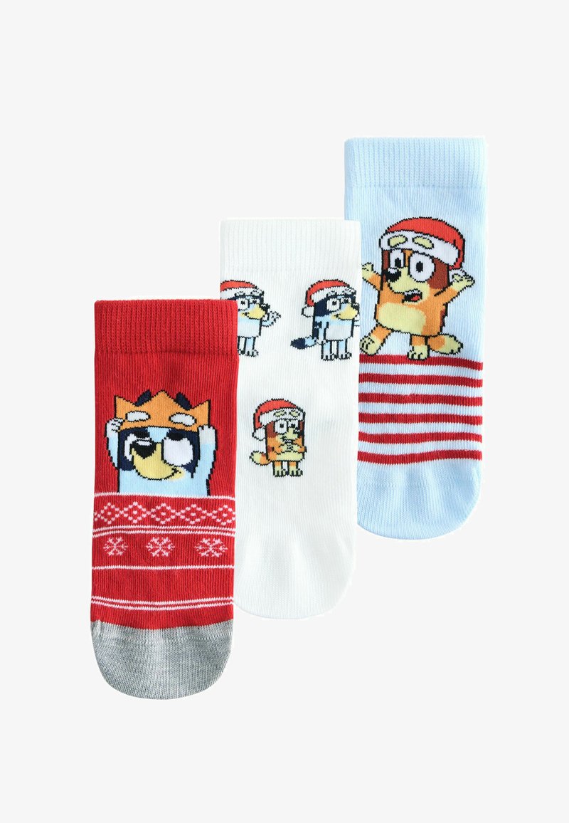 Trois paires de chaussettes pour enfants : rouges avec un motif et un personnage, blanches avec des motifs de personnages, et bleu clair avec des accents rayés et un personnage.