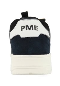 Baskets noires et bleues marine avec un accent de talon blanc portant le texte "PME." Tige texture, semelle en caoutchouc et boucle de traction à l'arrière.