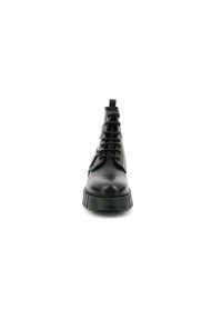 Bottine en cuir noir à bout rond, semelle épaisse et lacets. Matériau légèrement texturé avec une languette à l'arrière.