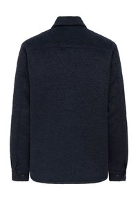 Granatowa bluza polarowa o fakturowanej powierzchni, z długimi rękawami i ostrym kołnierzem. Posiada zatrzaski na mankietach i prosty dół.