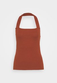 Top halter acanalado en rojo ladrillo, con escote cuadrado y silueta ajustada. Textura suave y costuras continuas en toda la prenda.