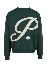 Grüner gestrickter Pullover mit einem großen weißen Buchstaben "P" und Punktdesign auf der Rückseite, runder Ausschnitt und langen Ärmeln.