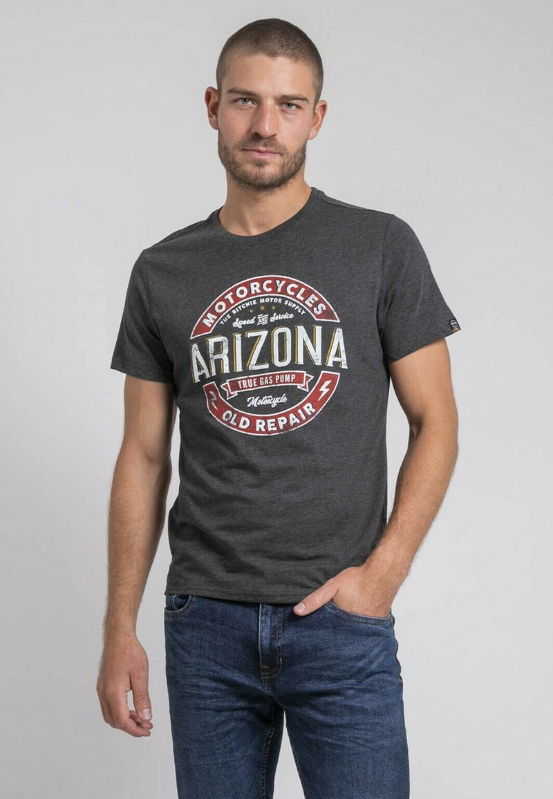 T-shirt en coton gris avec un col rond et des manches courtes, ornée d'un imprimé graphique "Arizona" rouge et blanc sur le devant.