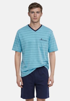 Vaaleansiniset raidalliset lyhythihaiset V-kaula-aukkoinen t-paita, jossa tummansininen reunus ja rintatasku. Yhdistetty tummansinisiin shortseihin.