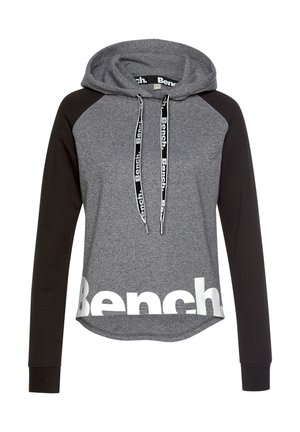 Grauer und schwarzer Kapuzenpullover mit langen Ärmeln, einem abgerundeten Saum und einem großen weißen Logo. Verfügt über einen Kordelzug mit Markenakzenten.