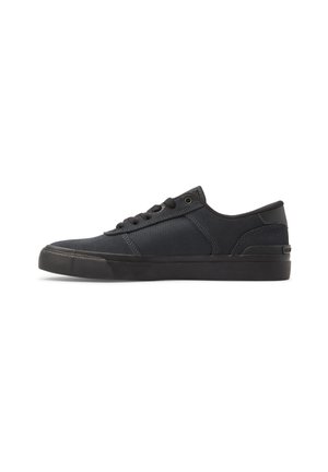 Schwarze Low-Top-Sneaker mit Schnürung, strukturiertem Gummisohle und gemischten Stoff- und Wildlederpaneelen, seitlich auf weißem Hintergrund dargestellt.
